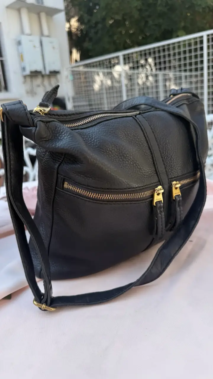 Cartera de cuero negra Fossil con cierre dorado