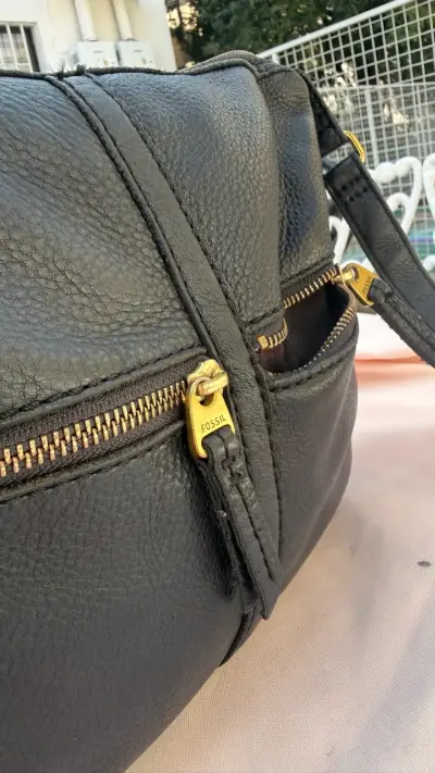 Cartera de cuero negra Fossil con cierre dorado - miniatura 2