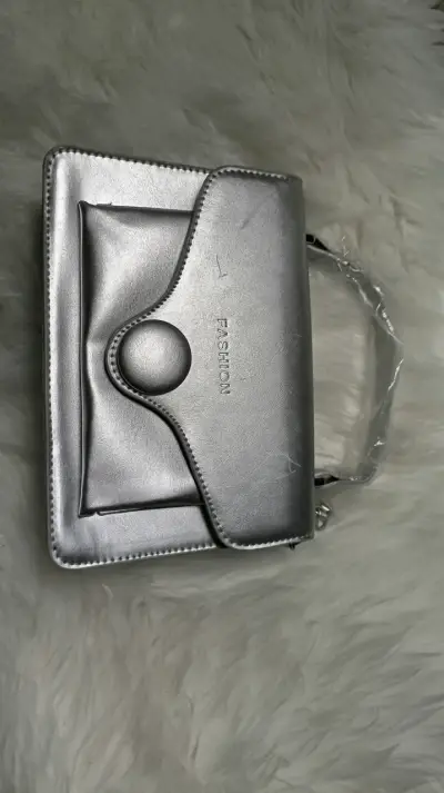 Cartera con correa negra - miniatura 1