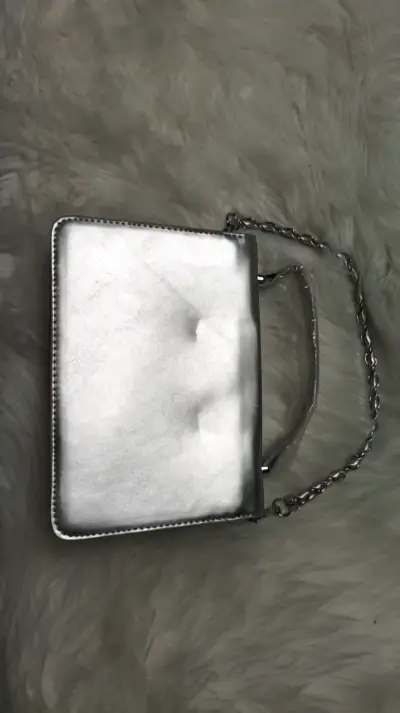 Cartera con correa negra - miniatura 2