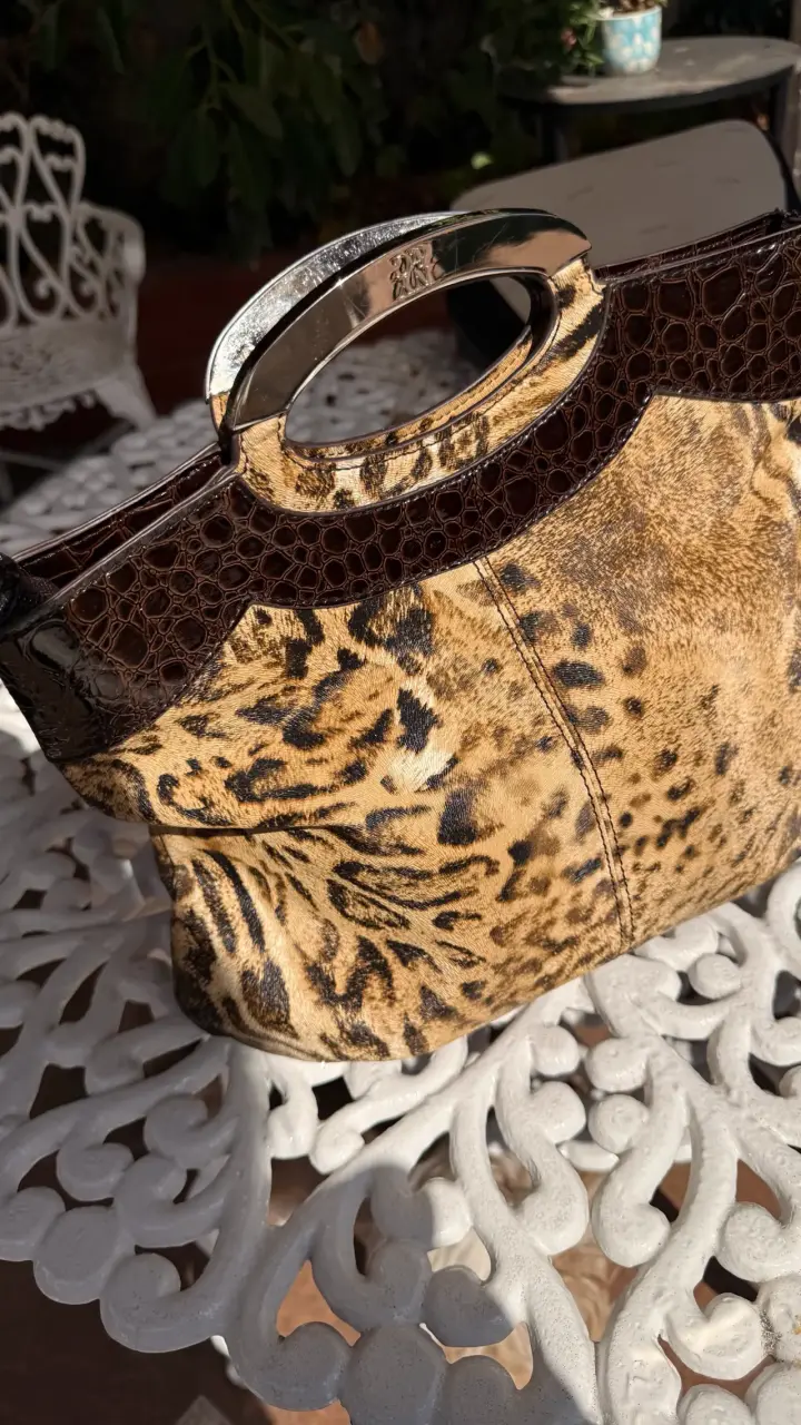 Bolso de mano animal print con detalles en cuero