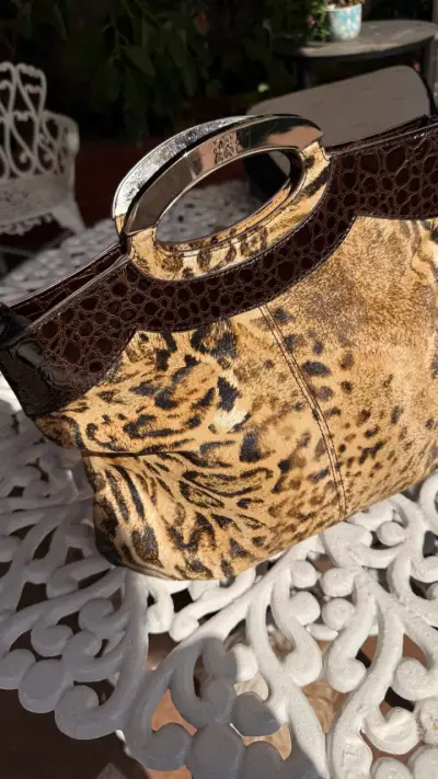 Bolso de mano animal print con detalles en cuero - miniatura 1