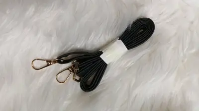 Cartera con correa negra - miniatura 6
