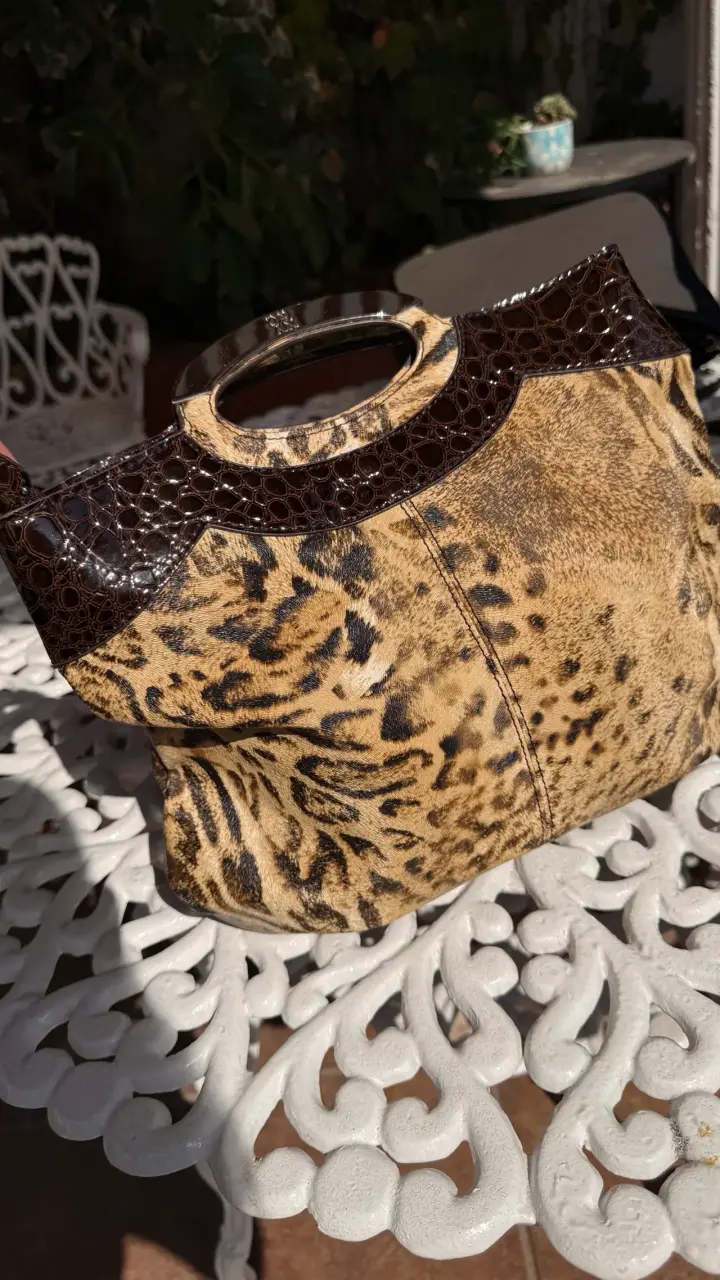 Bolso de mano animal print con detalles en cuero - 3