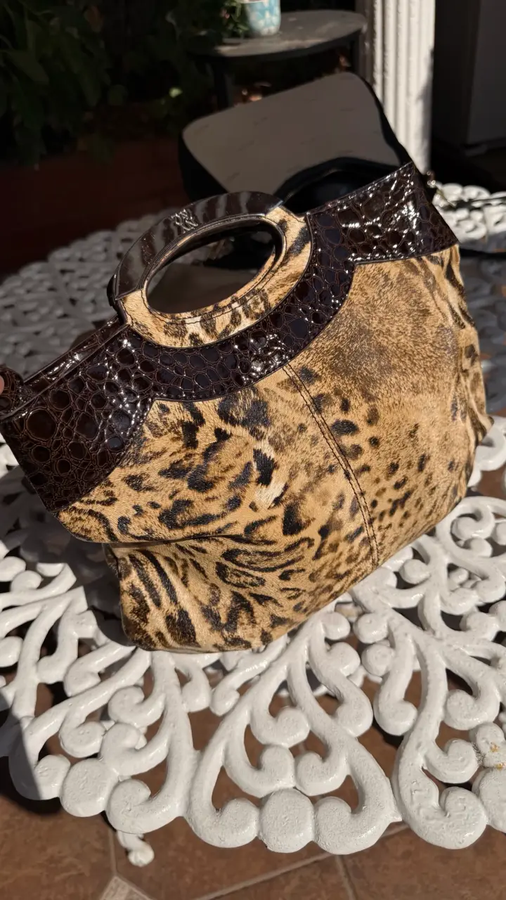 Bolso de mano animal print con detalles en cuero - 4