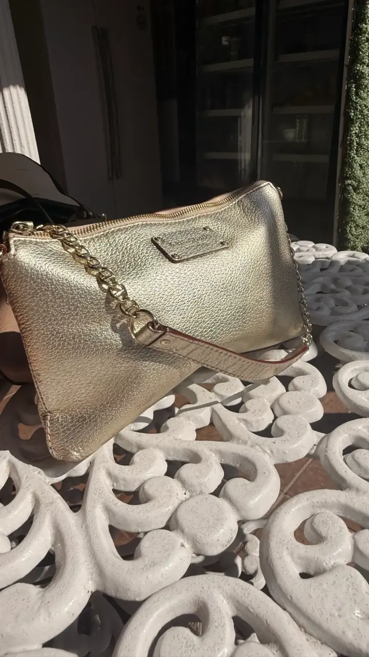 Cartera dorada con cadena elegante