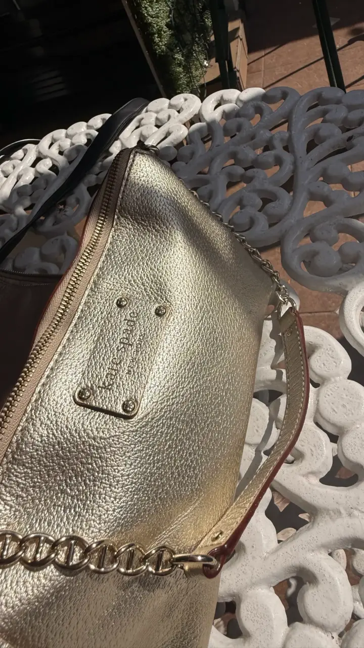 Cartera dorada con cadena elegante - 2