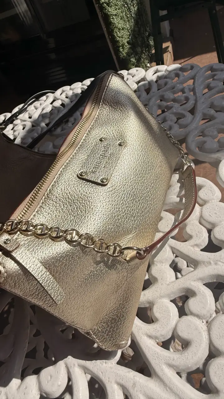 Cartera dorada con cadena elegante - 3