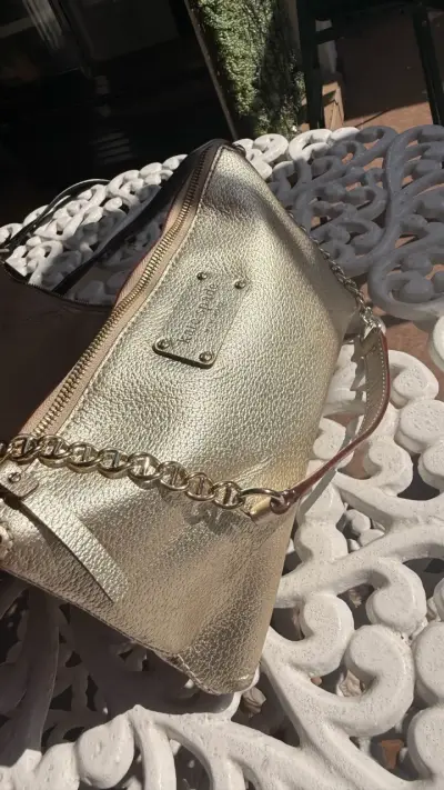 Cartera dorada con cadena elegante - miniatura 3