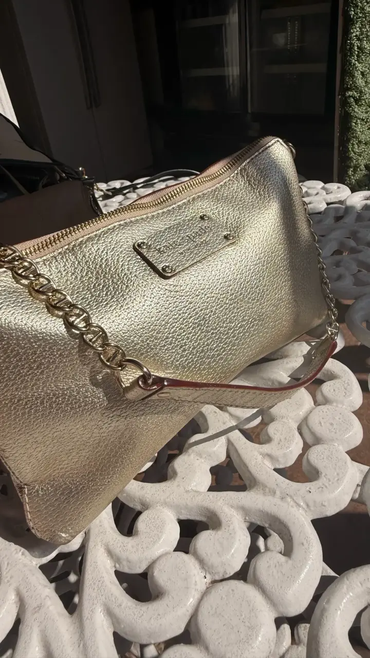 Cartera dorada con cadena elegante - 4