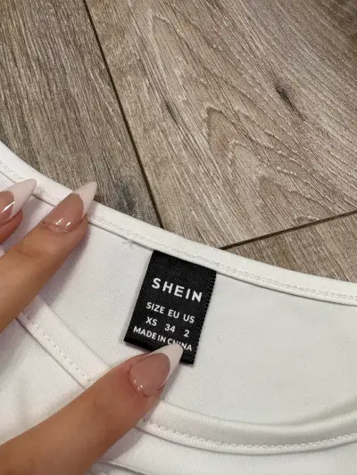 Polera Blanca Manga Larga Shein con Diseño - miniatura 2