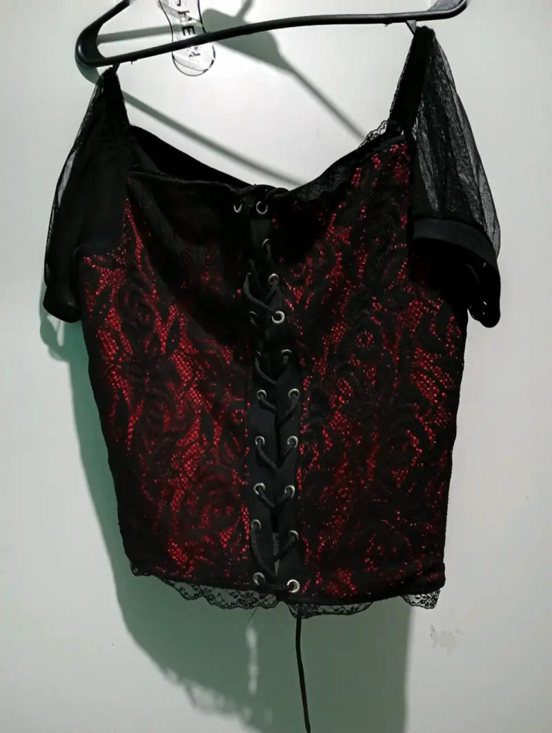 Corset negro y rojo con encaje y cordones