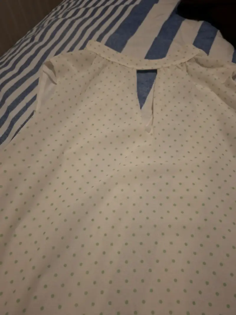 Blusa marca lio blanca con lunares verdes claro - 2