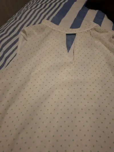Blusa marca lio blanca con lunares verdes claro - miniatura 2