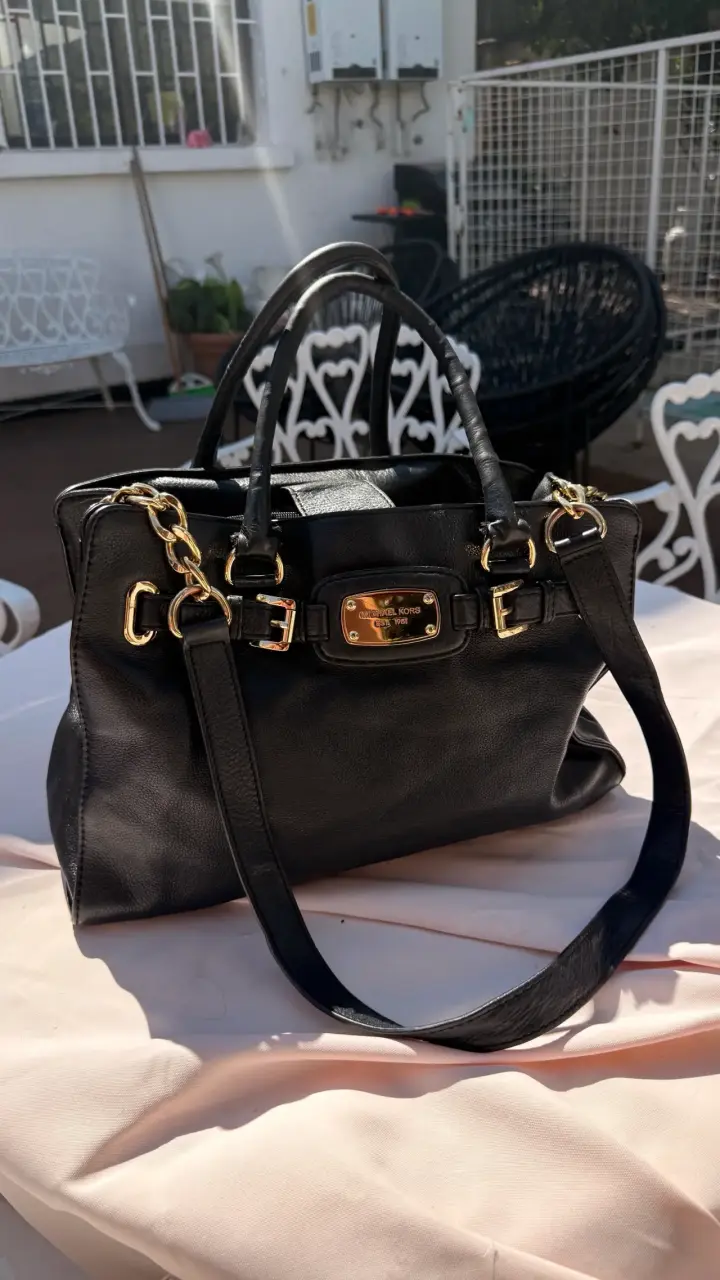 Bolso de cuero negro Michael Kors con detalles dorados - 2