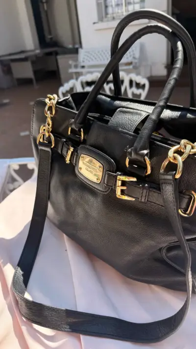 Bolso de cuero negro Michael Kors con detalles dorados - miniatura 3