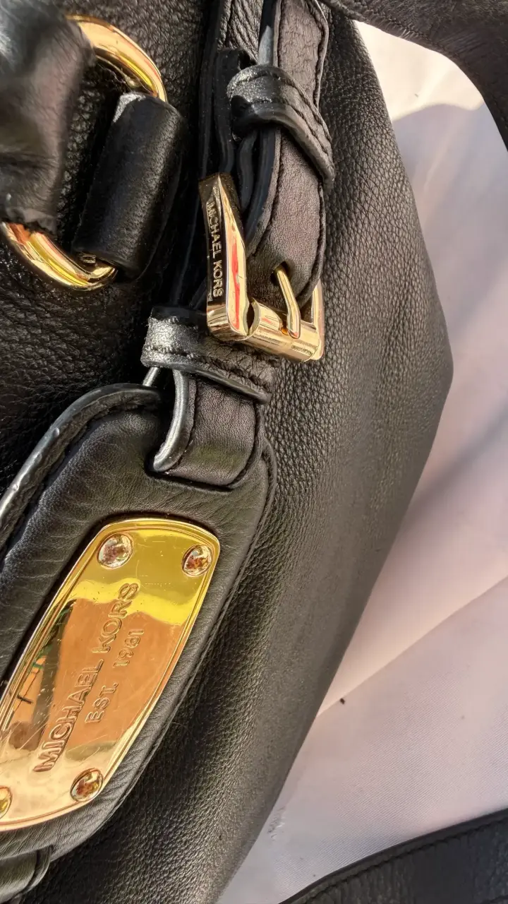Bolso de cuero negro Michael Kors con detalles dorados - 4