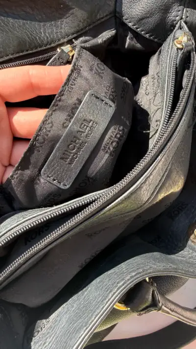 Bolso de cuero negro Michael Kors con detalles dorados - miniatura 5