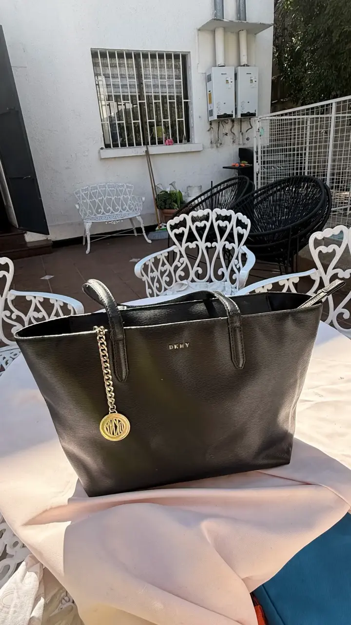 Bolso tote negro DKNY con charm metálico