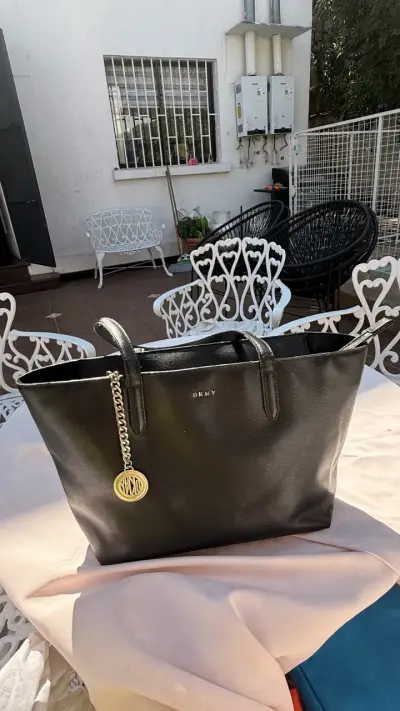 Bolso tote negro DKNY con charm metálico - miniatura 1