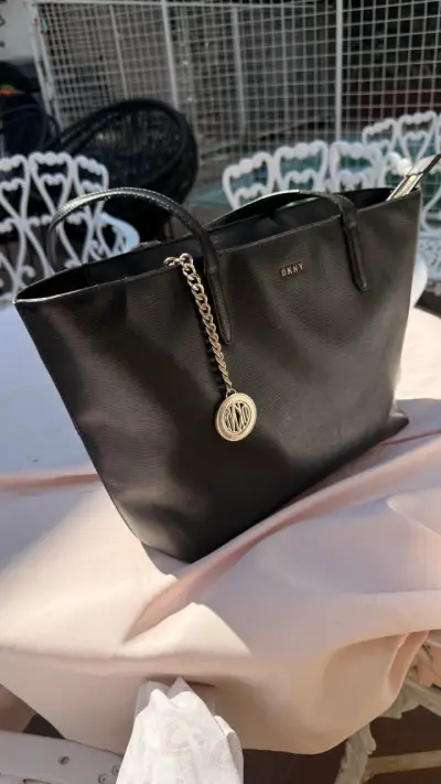 Bolso tote negro DKNY con charm metálico - miniatura 2