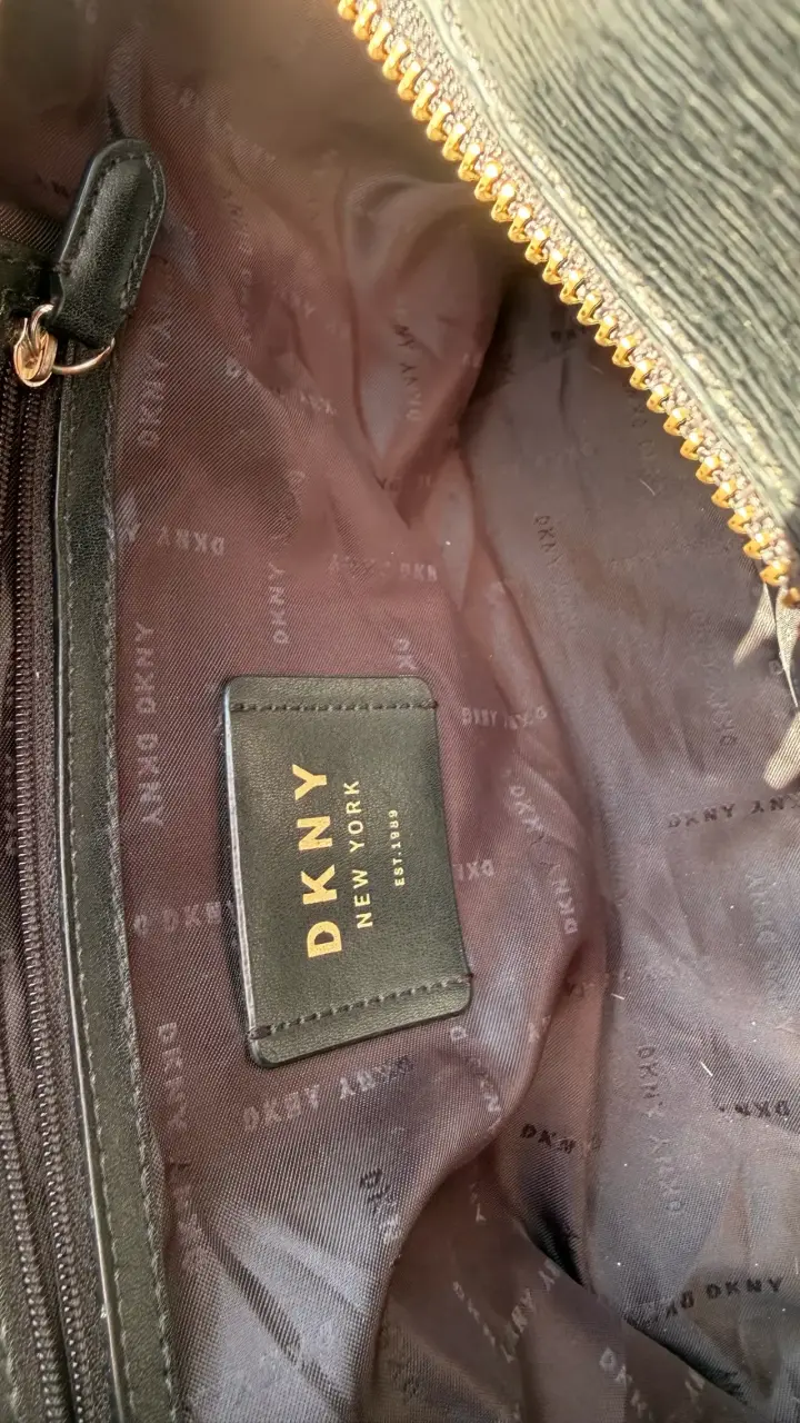 Bolso tote negro DKNY con charm metálico - 3