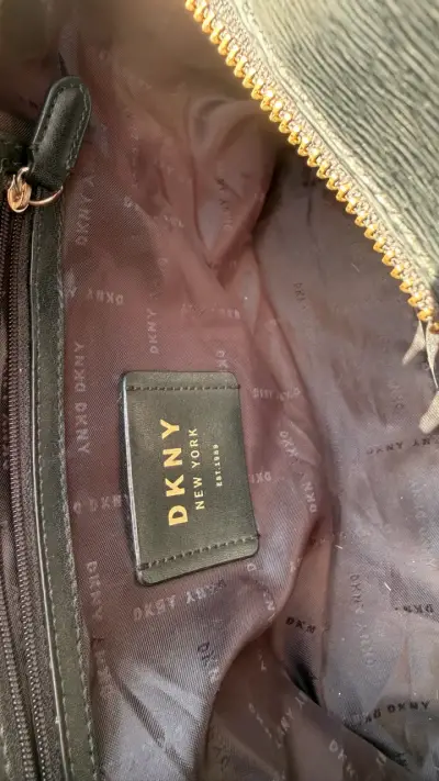 Bolso tote negro DKNY con charm metálico - miniatura 3