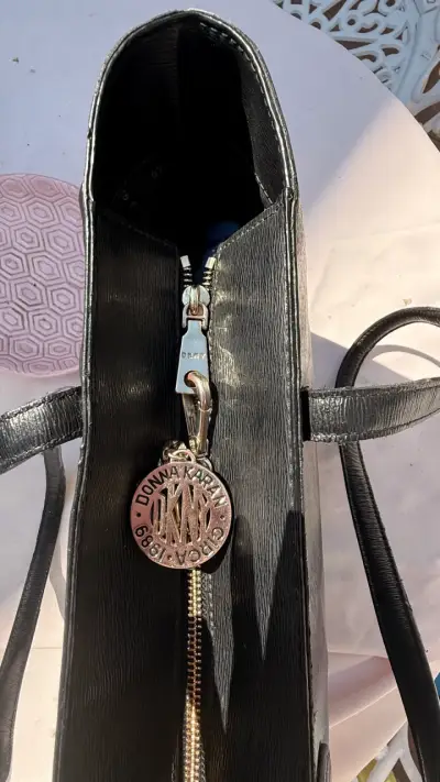 Bolso tote negro DKNY con charm metálico - miniatura 4