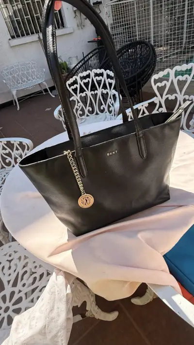 Bolso tote negro DKNY con charm metálico - miniatura 5