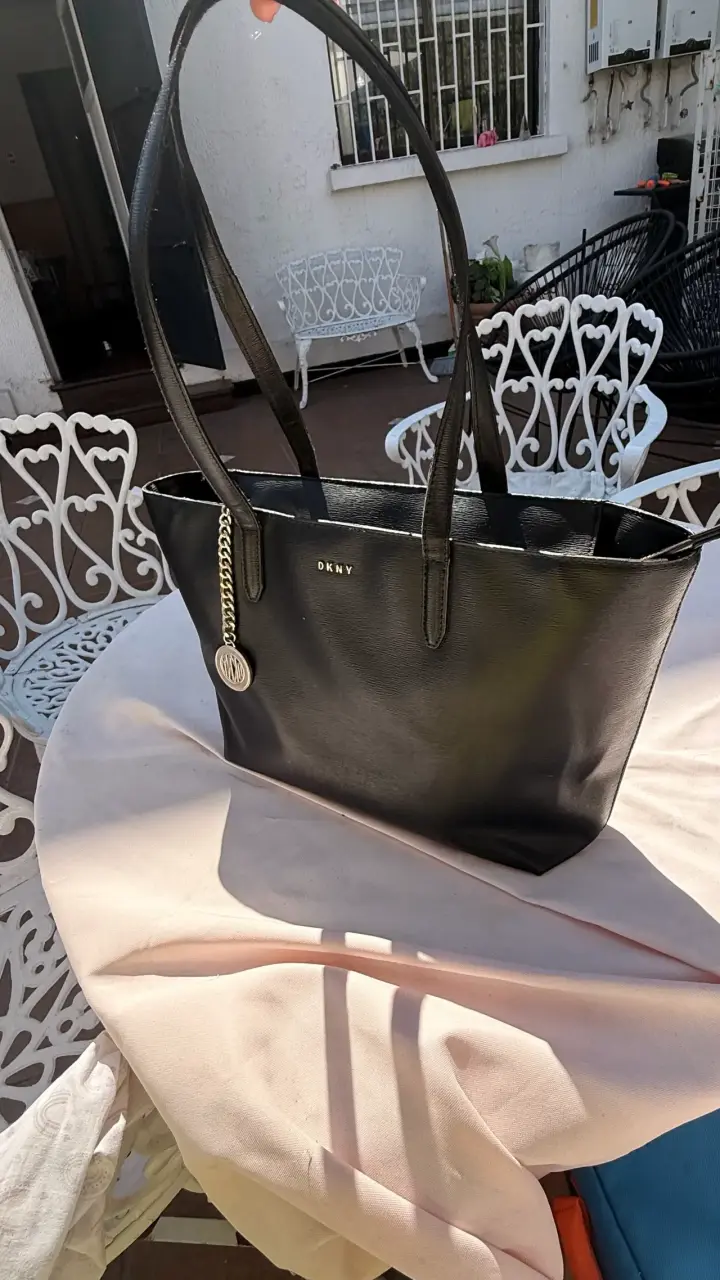 Bolso tote negro DKNY con charm metálico - 6