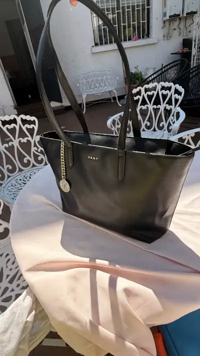 Bolso tote negro DKNY con charm metálico - miniatura 6