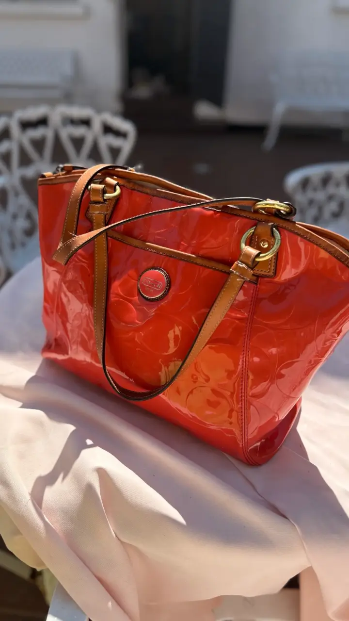 Bolso de cuero rojo Coach con diseño elegante
