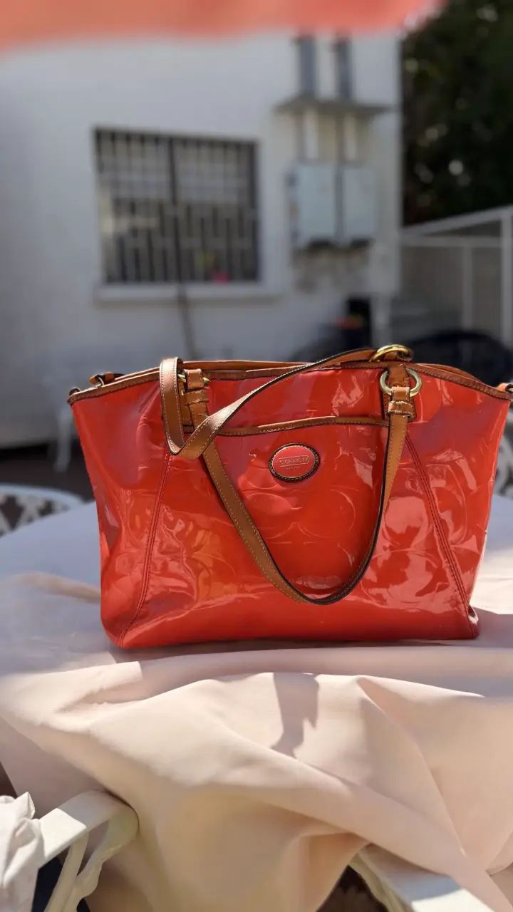 Bolso de cuero rojo Coach con diseño elegante - 2