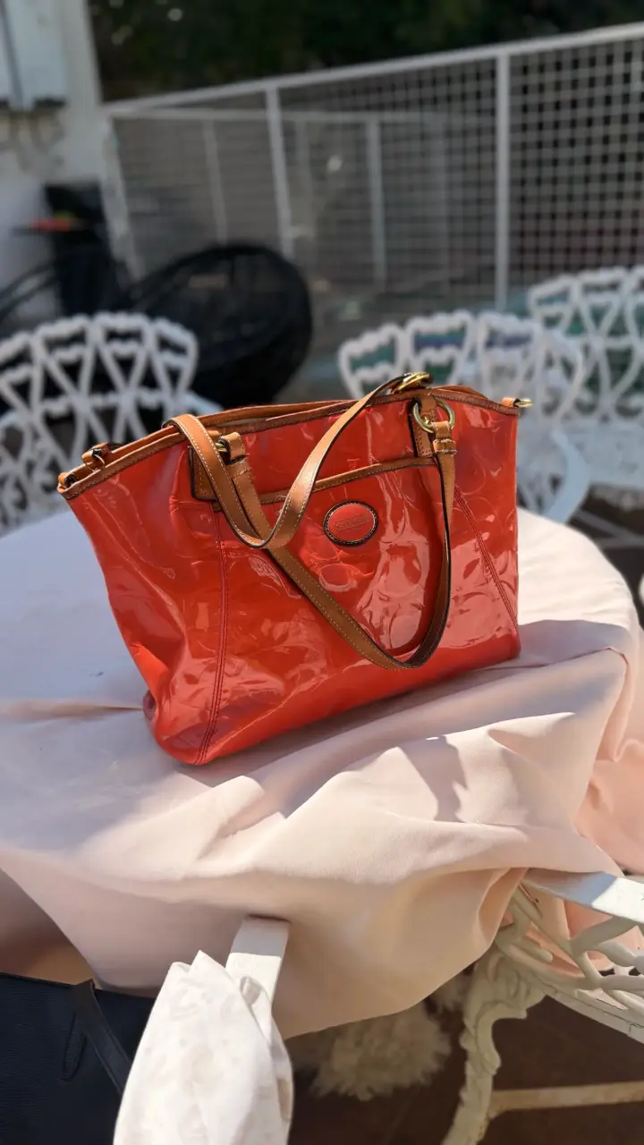 Bolso de cuero rojo Coach con diseño elegante - 6