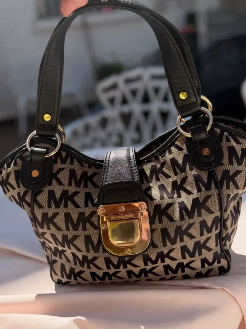 Bolso Michael Kors con diseño monograma