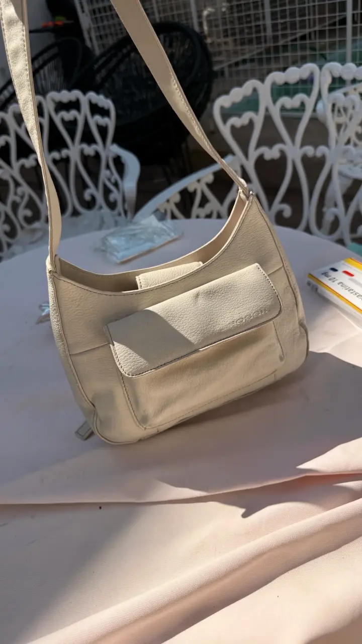 Cartera de cuero beige con bolsillo frontal