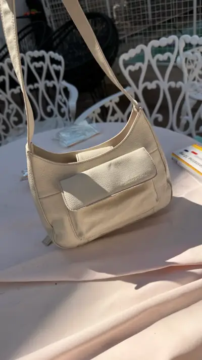 Cartera de cuero beige con bolsillo frontal - miniatura 1