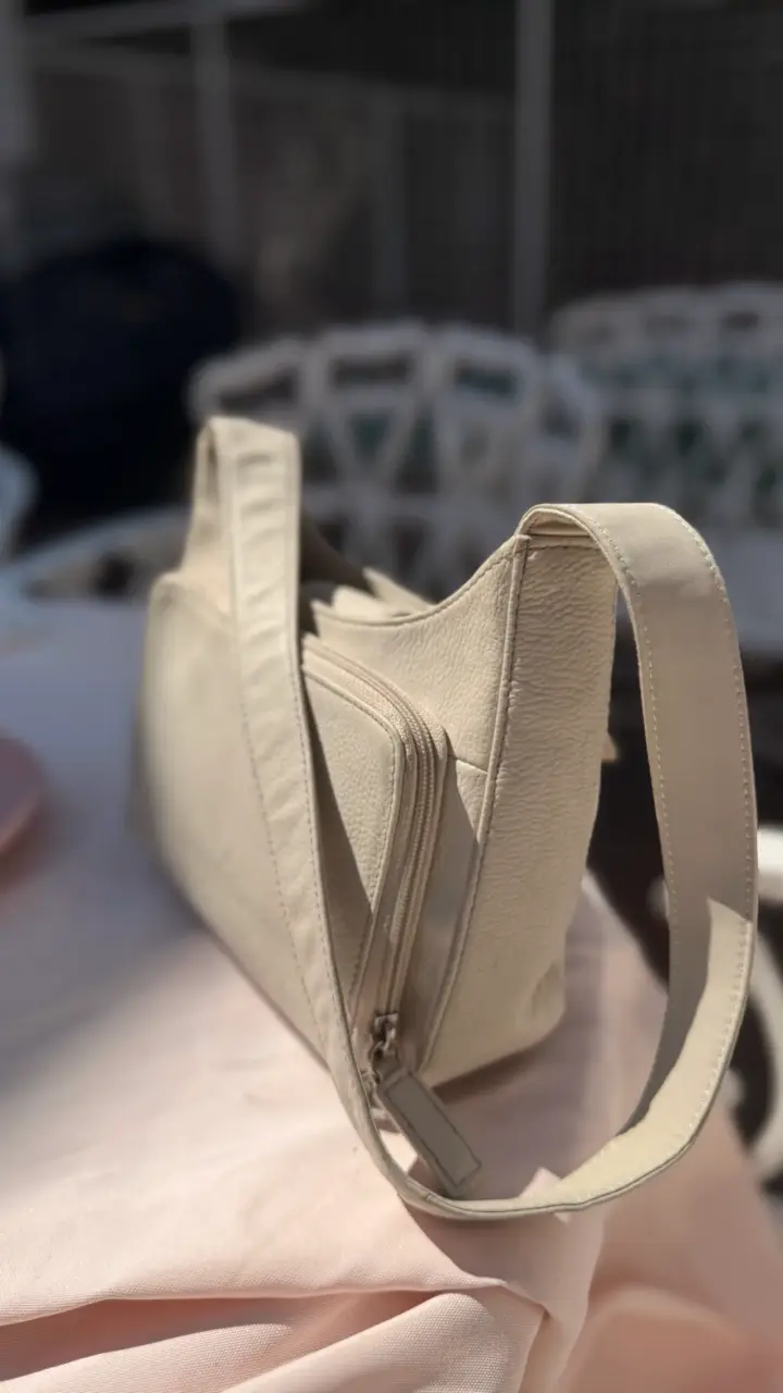 Cartera de cuero beige con bolsillo frontal - 3