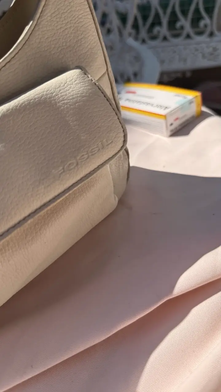 Cartera de cuero beige con bolsillo frontal - 5