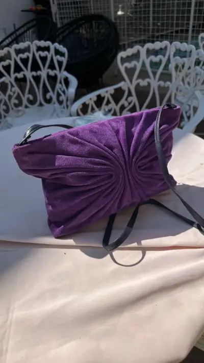 Cartera de mano morada con diseño plisado - miniatura 1