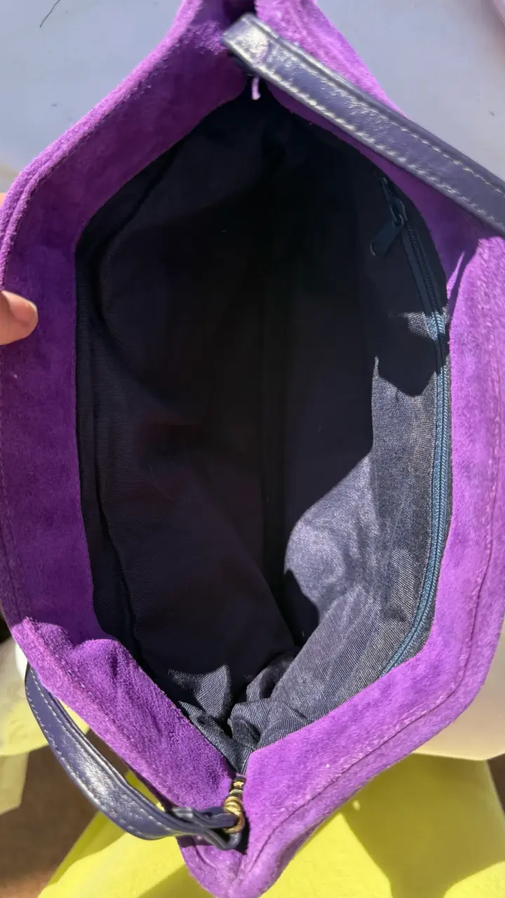 Cartera de mano morada con diseño plisado - 2