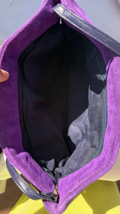 Cartera de mano morada con diseño plisado - miniatura 2