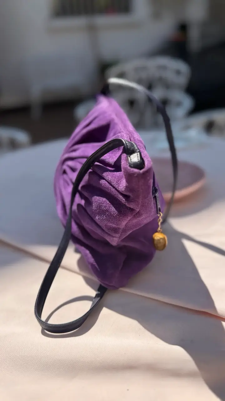 Cartera de mano morada con diseño plisado - 3