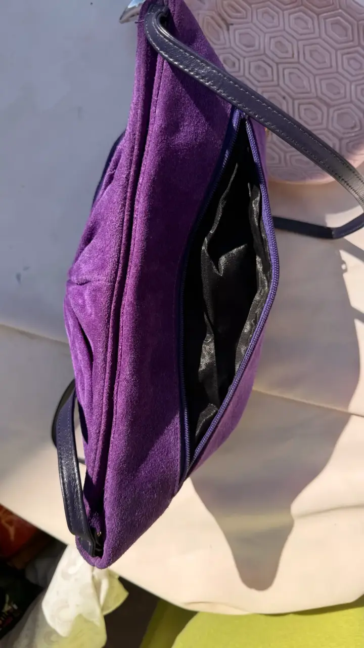 Cartera de mano morada con diseño plisado - 4