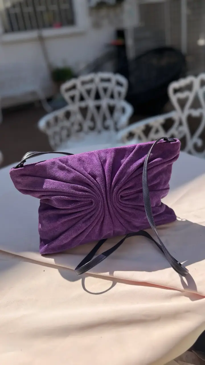 Cartera de mano morada con diseño plisado - 5