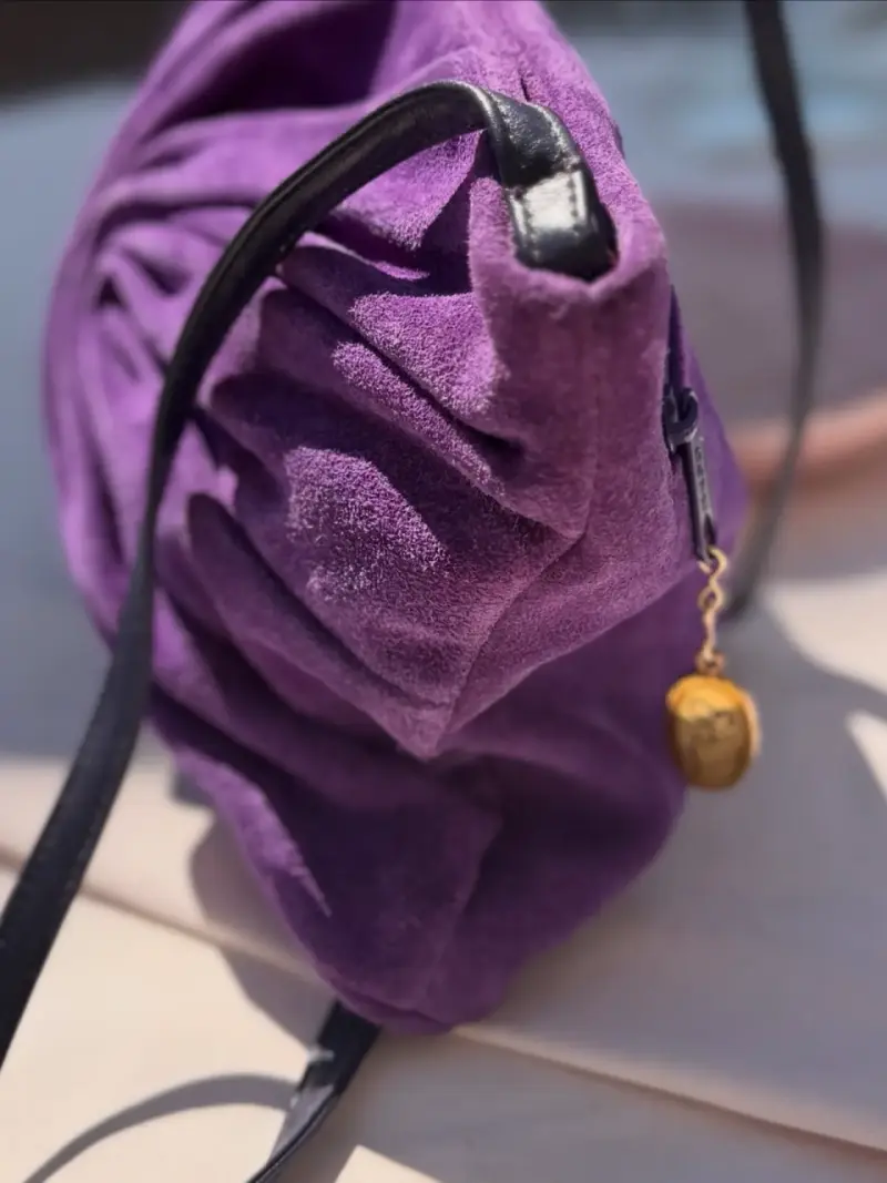 Cartera de mano morada con diseño plisado - 6