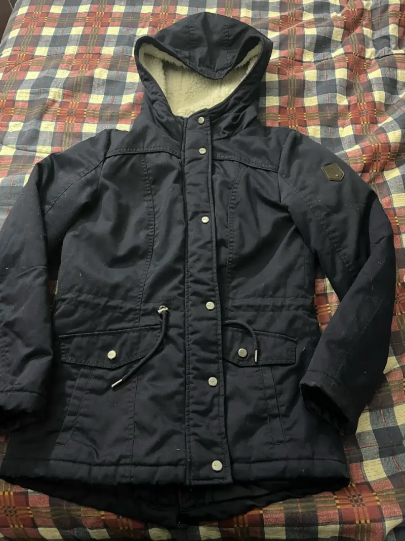 Chaqueta de invierno con capucha azul marino - 1