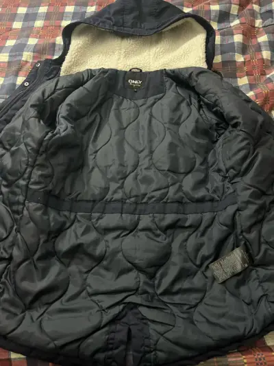 Chaqueta de invierno con capucha azul marino - miniatura 5