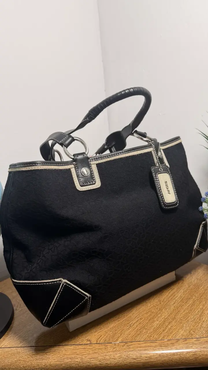 Bolso de mano negro DKNY con detalles en cuero