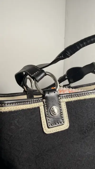 Bolso de mano negro DKNY con detalles en cuero - miniatura 2